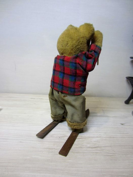 Іграшка рідка завідна ведмідь на лижах