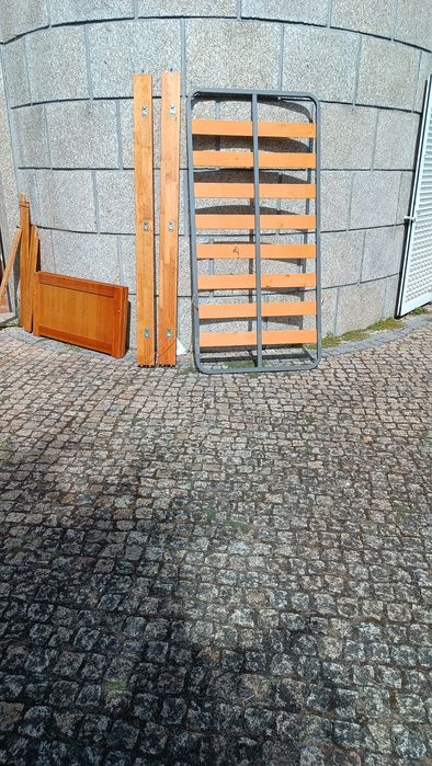 Camas em pinho maciço