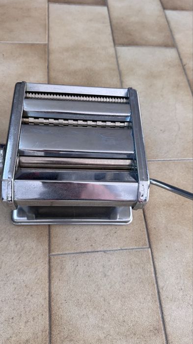 Maquina para fazer espaguetis e massa de lasanha