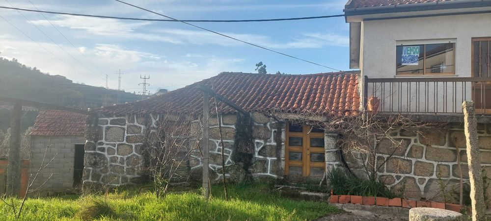 Moradia com terreno e anexos junto ao Centro de Saúde de Resende