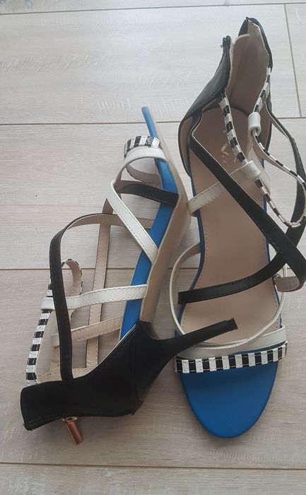 Sandałki na szpilce Vices