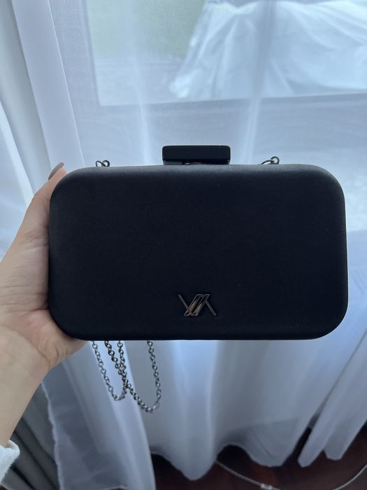 Czarna torebka kopertówka z cyrkoniami na wesele