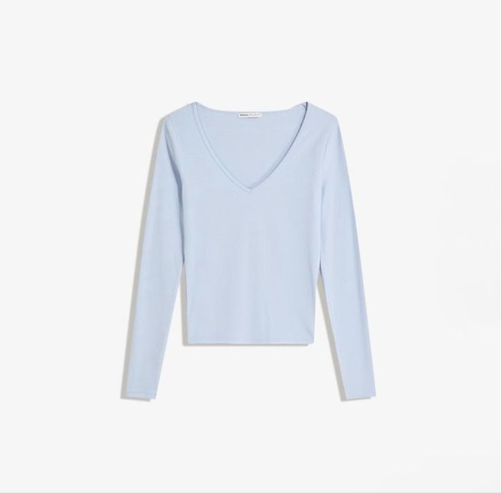 Футболка з довгим рукавом V-подібним вирізом Bershka ніжно-блакитного