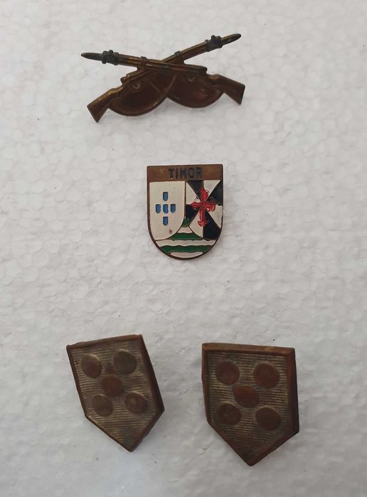PINs / Crachás / Emblemas / Distintivos antigos - Exército Português