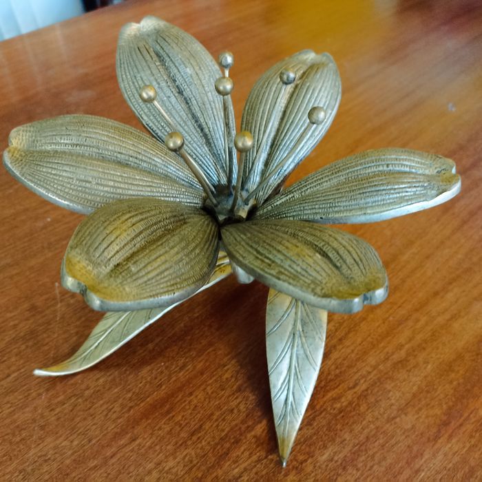 Flor cinzeiro vintage em bronze com pétalas amoveis