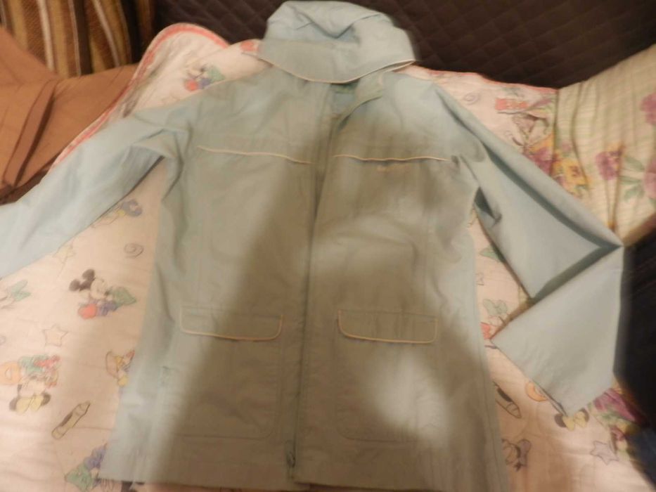 Куртка легкая на девочку.