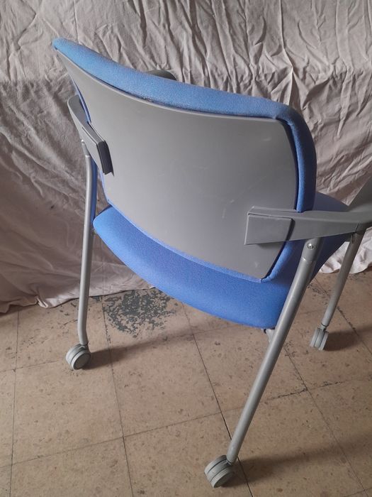 Cadeiras azuis com rodas