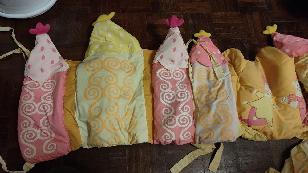 Proteção de cama de grades com decorações