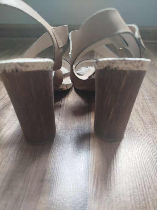 Eleganckie buty/sandałki na grubej koturnie Prima Moda/38