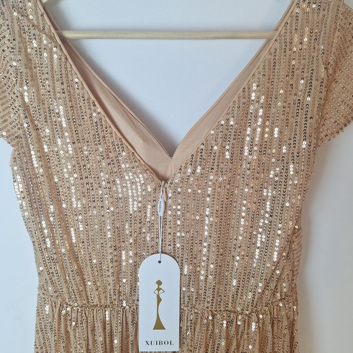 Elegancka złota sukienka ze złotymi cekinami świecąca nowa z metka