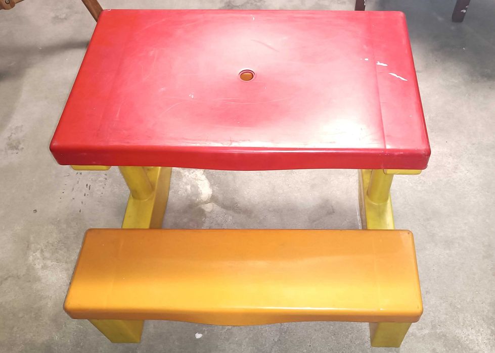 Mesa de criança em bom estado