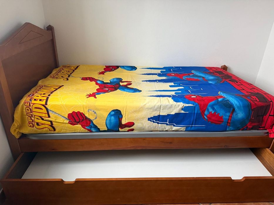 Cama  em madeira de cerejeira + colchão Pikolin + roupa de cama , escrivaninha e estantes, também em madeira cerejeira