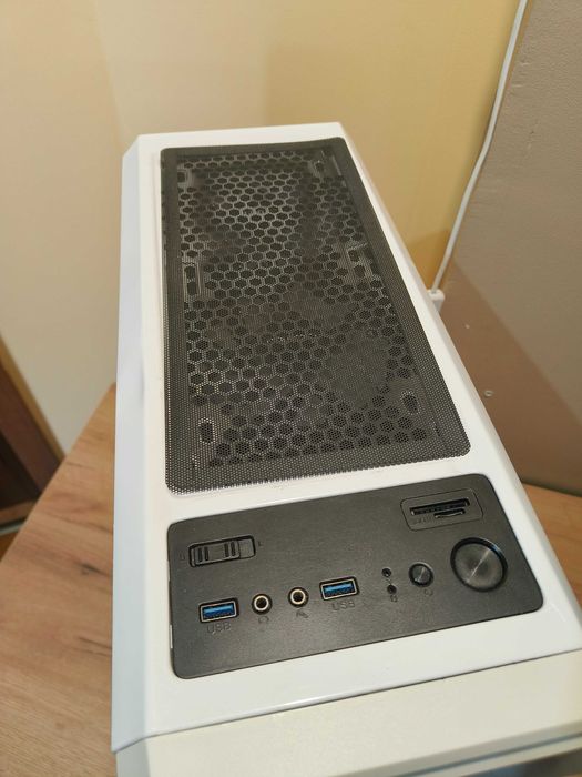 Komputer RX 590 8Gb Intel Xeon 4 rdzenie 8 wątków 16Gb ram 240Gb SSD