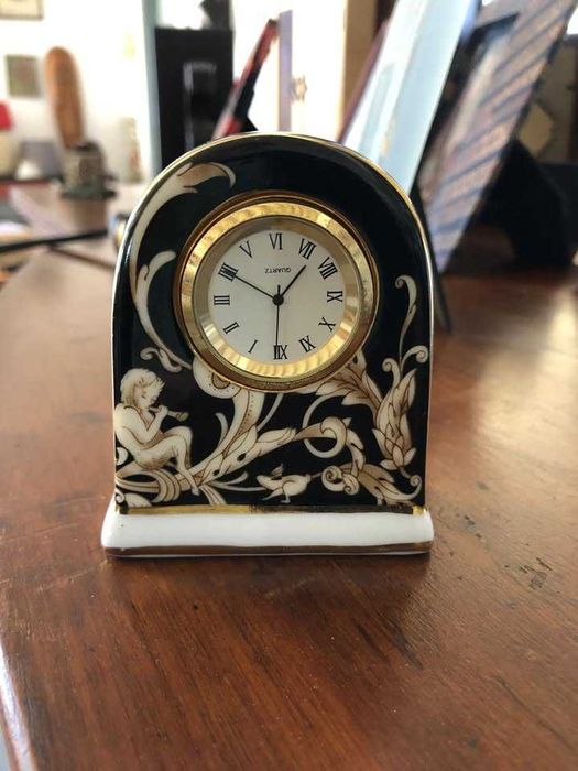 Relógio de Porcelana, com pinturas, a funcionar, com 8*6 cms.