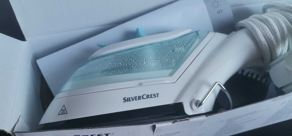 Ferro de engomar em pé