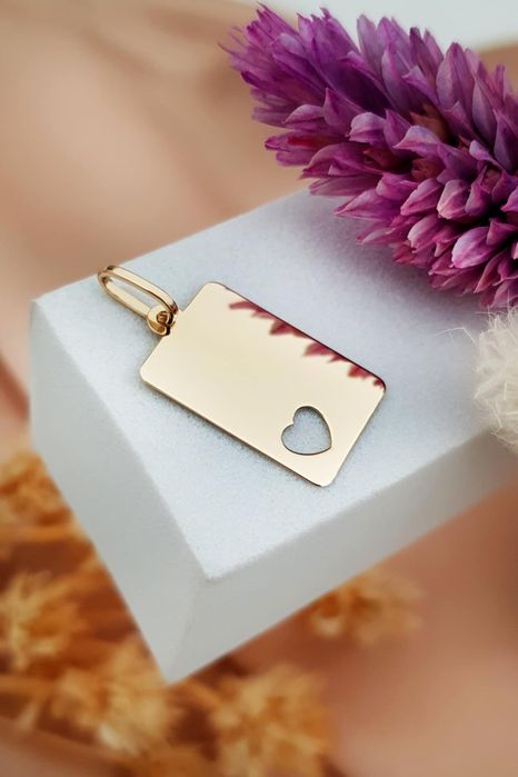 Złota zawieszka blaszka z wyciętym sercem