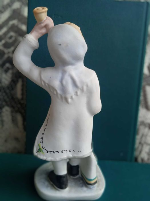 Статуэтка фарфоровая- бесквит .Девочка с рогом.