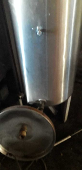 duas cubas de inox para vinho
