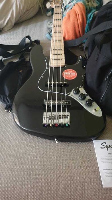 Gitara basowa squier active V