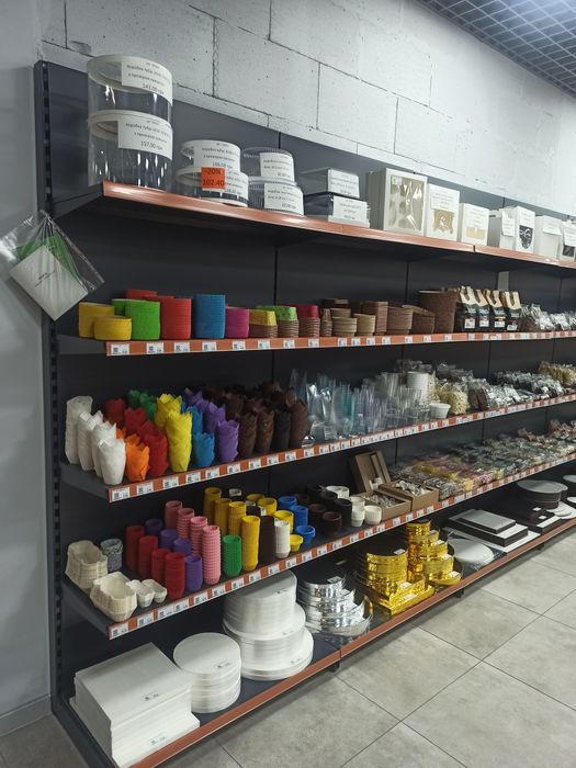 Стелажі з полицями, перфоровані, острівні та пристінні