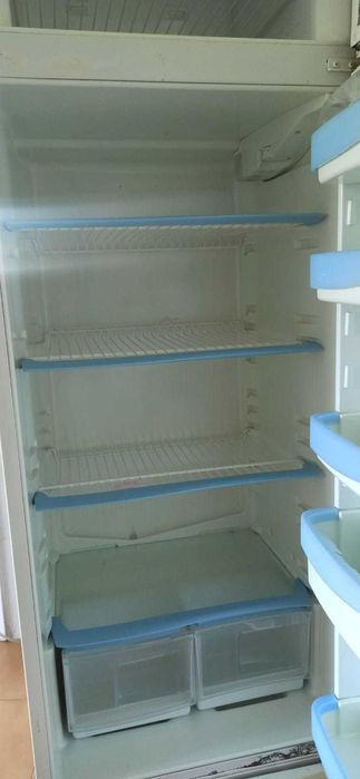 Frigorífico combinado Indesit a funcionar na perfeição – 80€