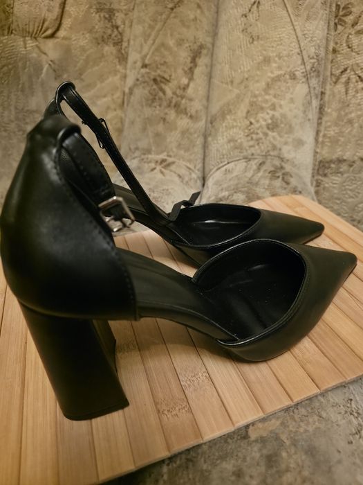 Чорні туфлі з гострим носиком