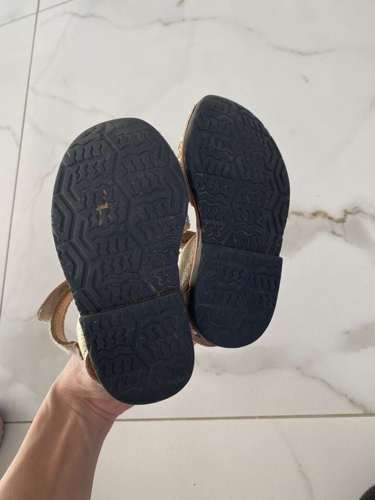 Złote baletki espadryle znodkrytymi palcami 24