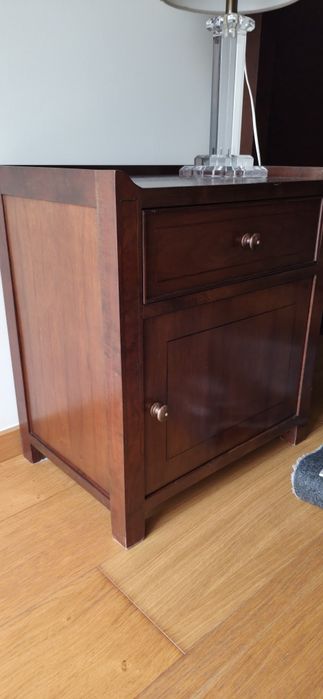 Mesa de cabeceira de quarto estilo Dona Maria