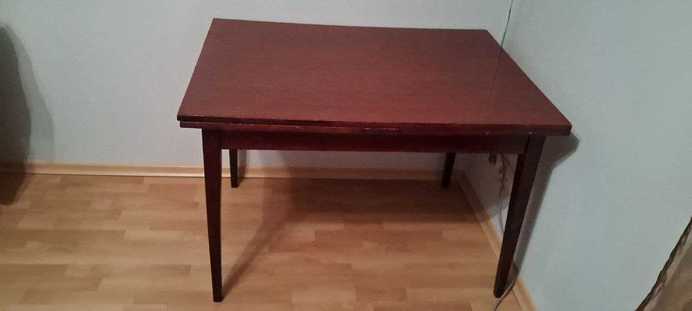 Стіл з стільцями