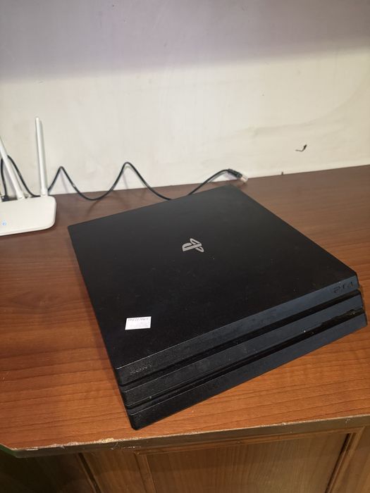 Продам PS4 Pro на 1 тб.