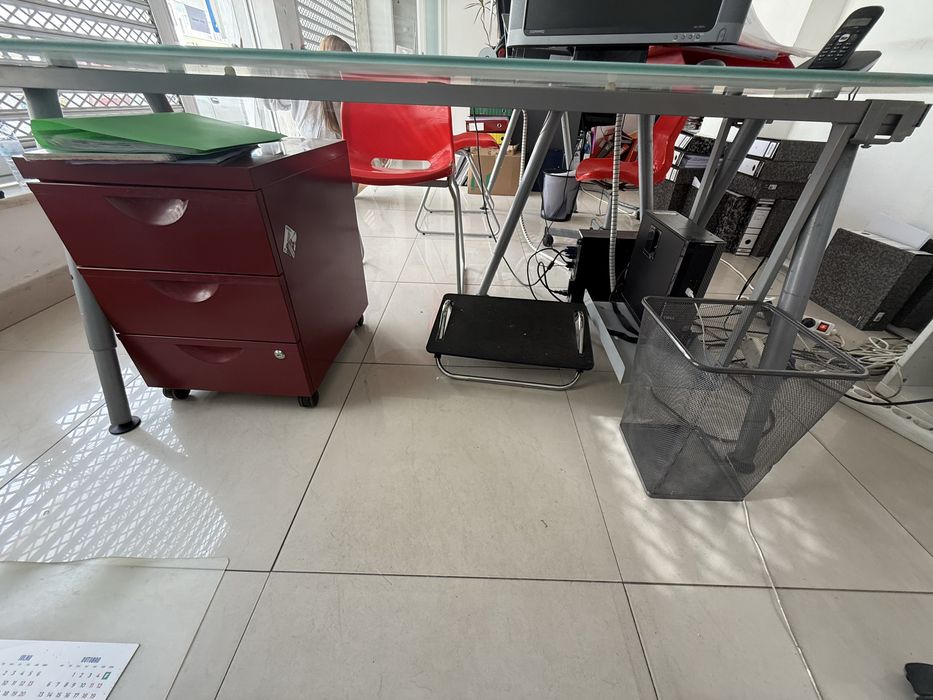 2 secretarias 50€ euros cada  uma em vidro ikea