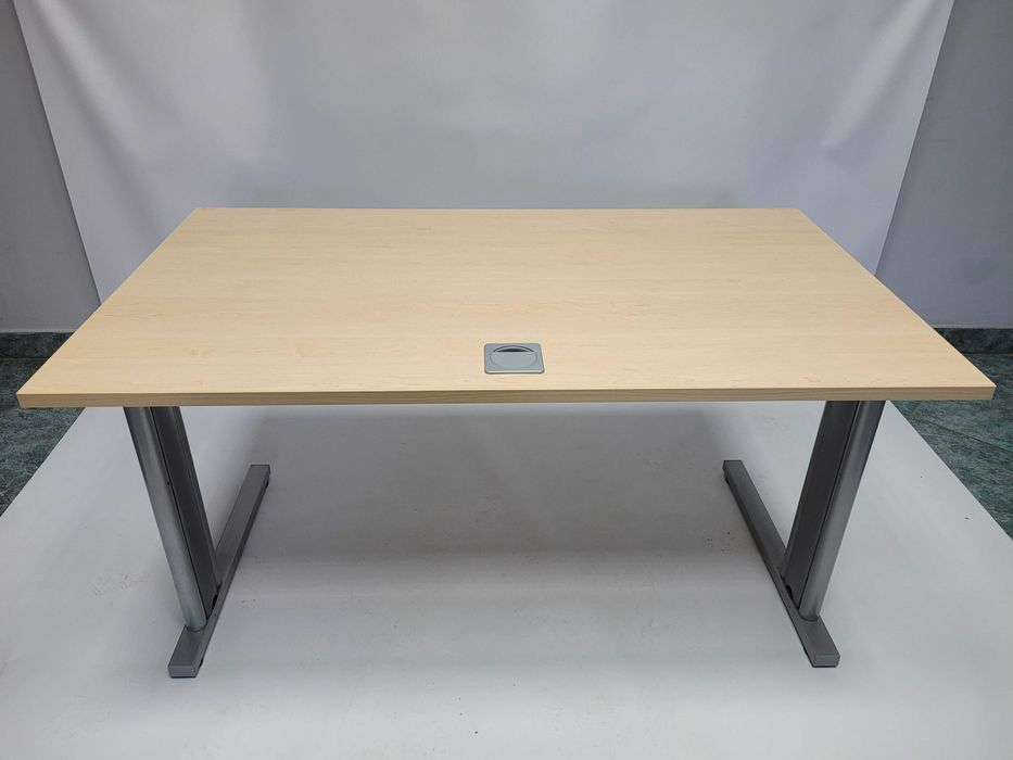 Biurko proste Nowy Styl 140x80 klon z przelotką - b. duża ilość