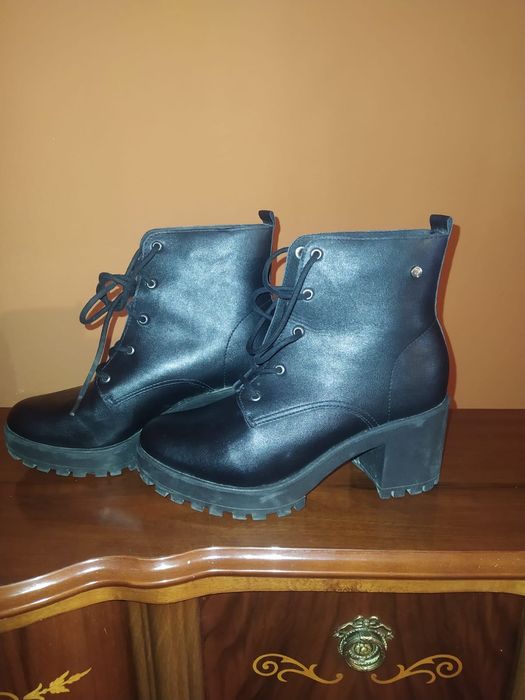 Duas botas e um salto vendo os três juntos ou separados.