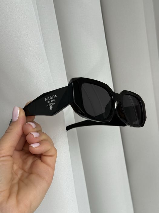 Окуляри Prada в широкій оправі чорні сонцезахисні Прада очки
