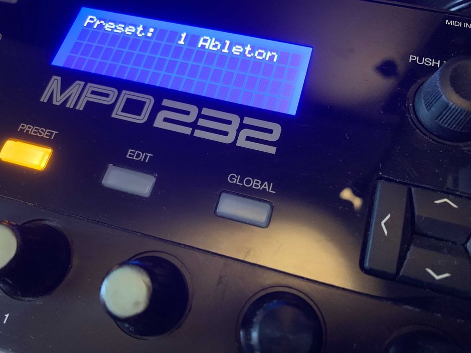 Akai MPD 232 Profissional - Controlador Midi