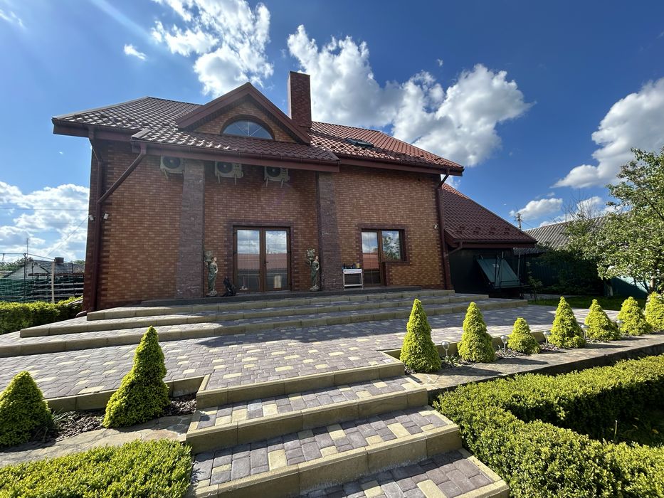 Продаж будинку Рівне, вул Золотіівська