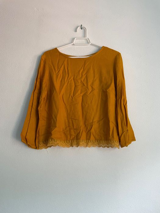 Blusa amarela com renda