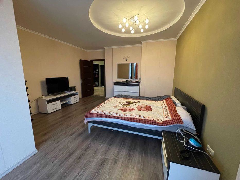 Большая семейная квартира 130м 6 этаж. Теплый дом, парковка во дворе.