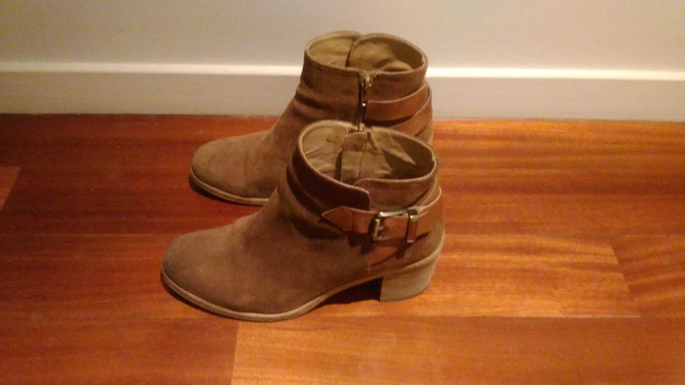 Botas em pele de tamanho 37. Novas.