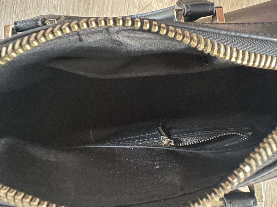 Uzywana torebka czarna givenchy na pasku czerwona gwiazda