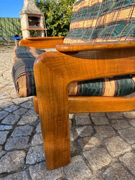 Sofá antigo em madeira almofadado