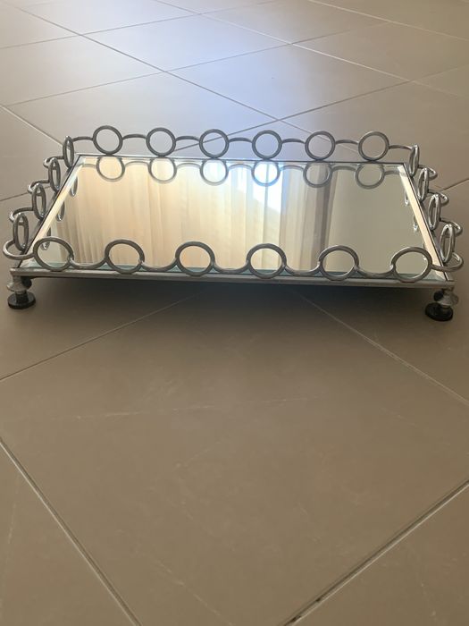 Tabuleiro em ferro trabalhado com fundo em vidro espelho