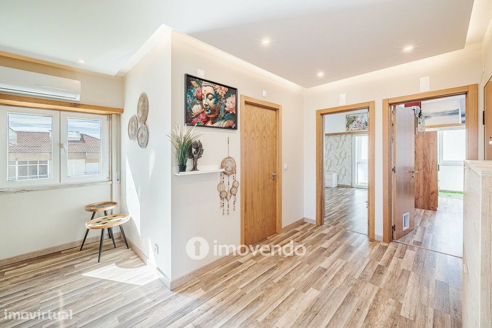 Apartamento T2 remodelado, com arrecadação, no Forte da Casa