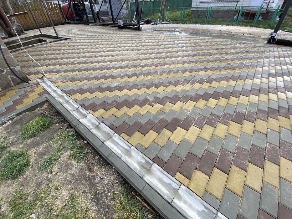 Укладання тротуарної плитки Бруківки Укладка тротуарной плитки ФЭМ