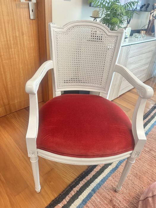 Vendo cadiera com estofamenti em Veludo vermelho cem Decape branco