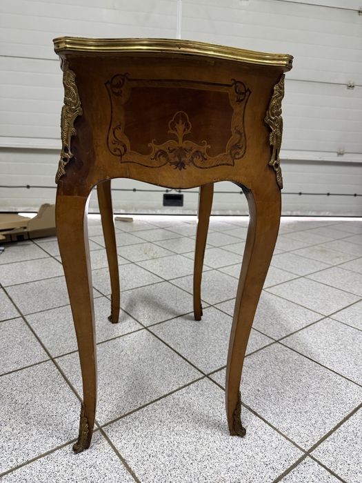 Mesa consola clássica em madeira com marchetaria e bronzes