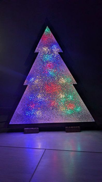 Ялинка нічник, дерево