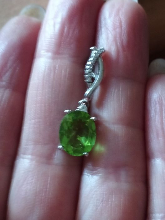 Сереб. кулон с хризолитом