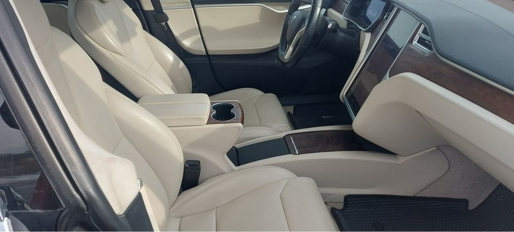 Тесла S 2017 г.