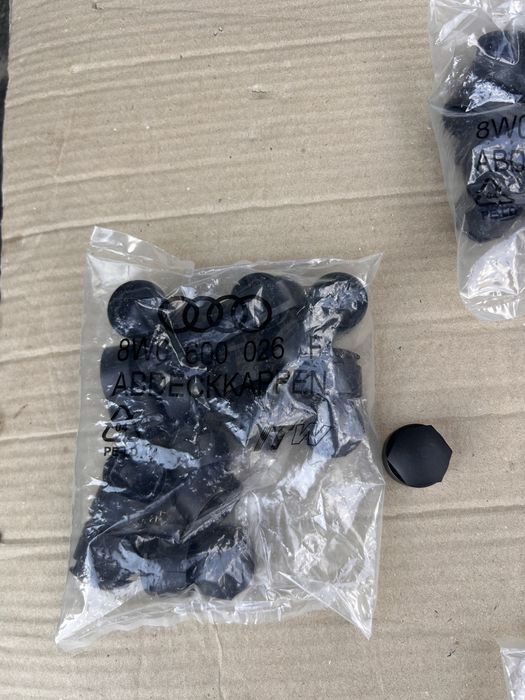 Декоративний ковпачок на болти Audi , 8w0600026